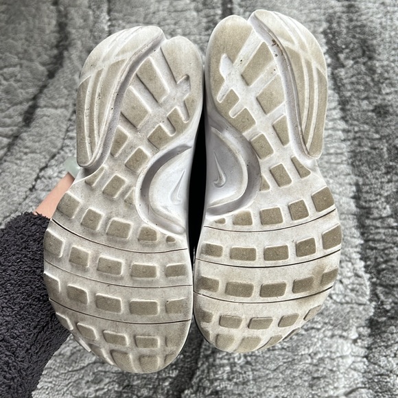 Nike runner size 9child - Picture 3 of 5